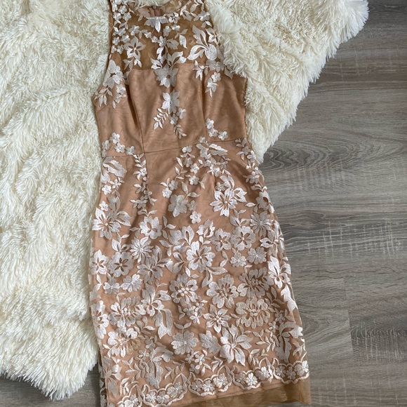 Elegant embroidered Dress - Picture 1 of 6